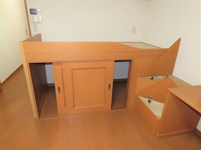 レオパレス藤の内装|ベッド下、階段下は大容量収納！