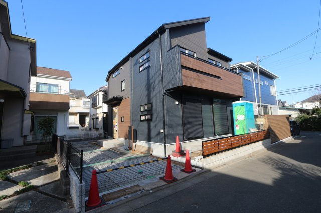 【Blooming Garden】東久留米市前沢２丁目の外観|カースペースは2台分確保。急な来客にも対応できます。普段は自転車やバイクの置き場として活躍。自転車を車にぶつけぬよう気を遣って停める必要はありません