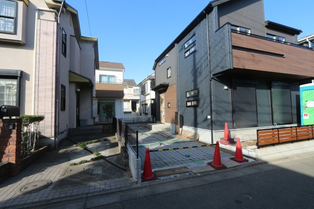 【Blooming Garden】東久留米市前沢２丁目の外観|約17帖のLDKは、折上天井とアクセントクロスが彩るデザイン空間♪足元から心地よく温める床暖房完備。冬場も家族団らんが温かく弾みます