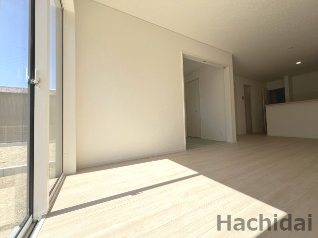 碧南市福清水町第1　新築戸建＜2号棟＞の居間・リビング|掃き出し窓の開放感が心地よい16.0帖のLDK。どこにいても陽差しが感じられる居心地の良い空間です。