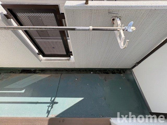 シロハイヌのバルコニー