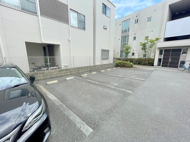 ルミエールBの駐車場