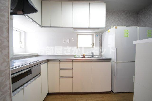 にゃんこハウス西早稲田のキッチン|一人暮らしでは味わえない、贅沢な暮らしがシェア生活の大きなメリットですね。
