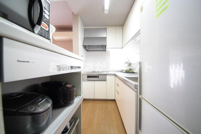 にゃんこハウス西早稲田のキッチン|調理家電が完備。初めての一人暮らし、一人暮らしの再スタートには助かりますね。
