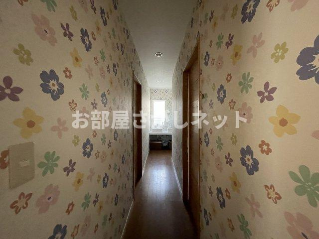 にゃんこハウス西早稲田のその他共用部分|可愛らしい花柄デザインの壁紙。
