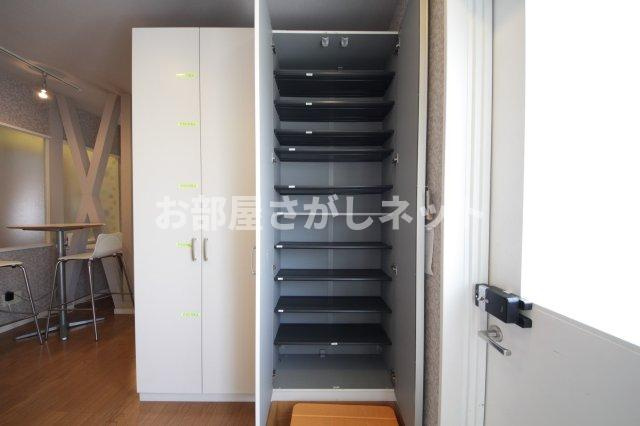 にゃんこハウス西早稲田の設備|個別に靴箱が設けられています。
