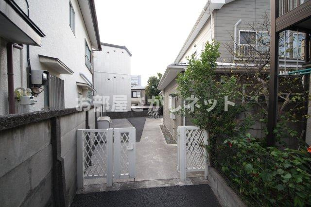 にゃんこハウス西早稲田のエントランス|長いエントランス。自転車置場や敷地内にゴミの集積所があるので、便利です。
