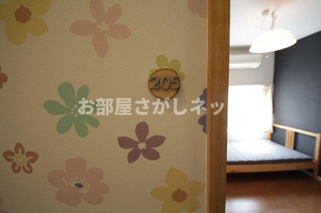 にゃんこハウス西早稲田の設備|個室１０１号室：ベッド、マットレス、エアコン、カーテンを完備。
