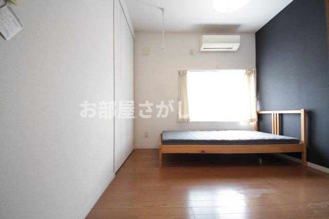 にゃんこハウス西早稲田の居間・リビング|個室１０１号室：ベッド、マットレス、エアコン、カーテンを完備。
