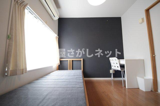 にゃんこハウス西早稲田の内装|個室１０１号室：ベッド、マットレス、エアコン、カーテンを完備。
