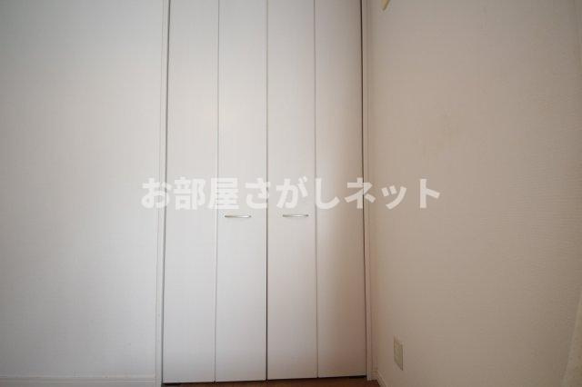 にゃんこハウス西早稲田のその他|個室１０２号室：ベッド、マットレス、エアコン、カーテンを完備。
