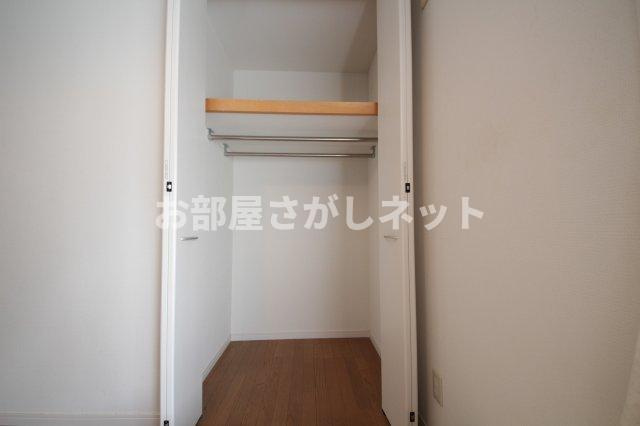 にゃんこハウス西早稲田のその他|個室１０２号室：ベッド、マットレス、エアコン、カーテンを完備。
