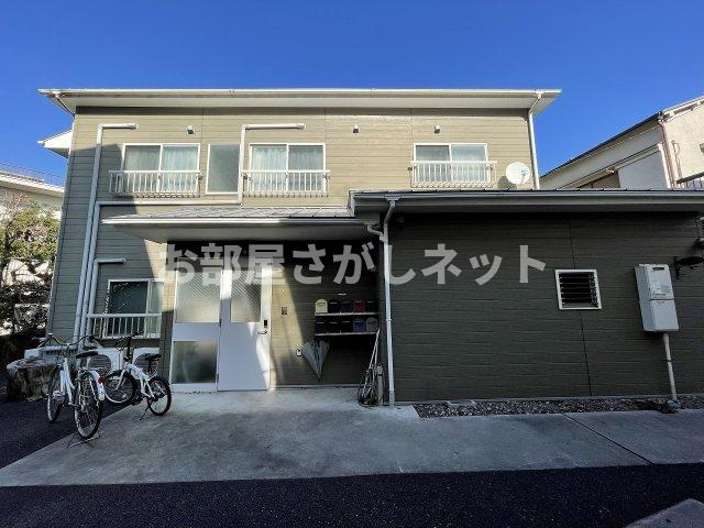 にゃんこハウス西早稲田の外観|ホワイト×グレーのシンプルで可愛らしい外観です。
