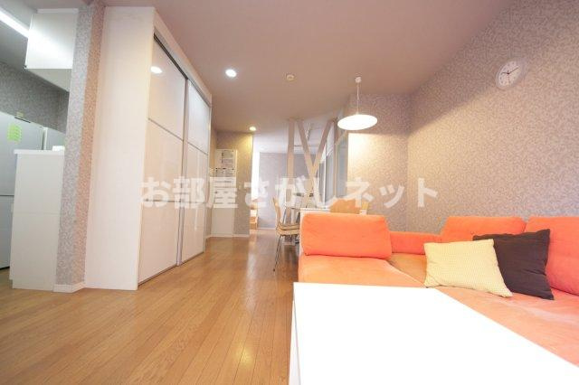 にゃんこハウス西早稲田の居間・リビング|大きなテレビ、ダイニングテーブルと、一人暮らしでは得られない贅沢な設備が備わっています。
