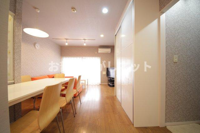 にゃんこハウス西早稲田の居間・リビング|大きなテレビ、ダイニングテーブルと、一人暮らしでは得られない贅沢な設備が備わっています。
