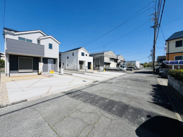 半田市瑞穂町7丁目3番8『仲介手数料無料』新築戸建ての前面道路含む現地写真