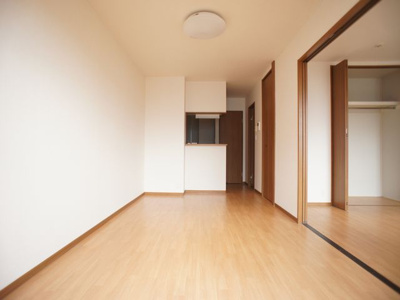 【居間・リビング】 | プレミール・フォンテーヌⅢ | 会話を楽しみながらお料理できる対面キッチンです♪