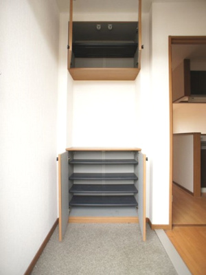 【玄関】 | プレミール・フォンテーヌⅢ | たくさん収納できるシューズボックスが付いています♪