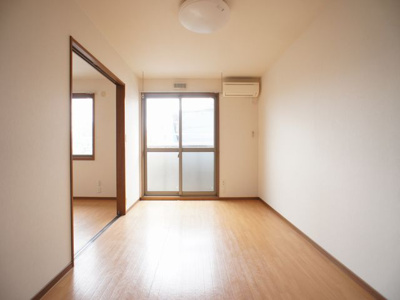 【居間・リビング】 | プレミール・フォンテーヌⅢ | 快適に過ごせるエアコンが付いています♪