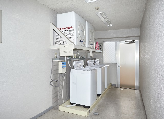 ニュープレジデント藤澤のその他共用部分|各階にコインランドリー、乾燥機は有料ですが洗濯機は無料です。