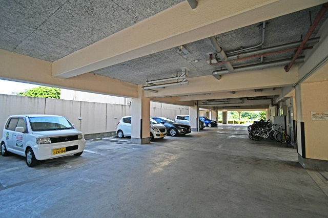 ニュープレジデント藤澤の駐車場