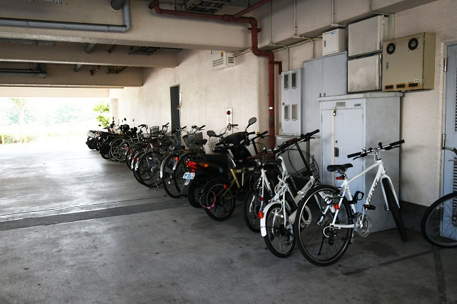 ニュープレジデント藤澤のその他共用部分|ピロティの駐輪場