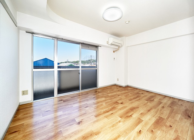 ニュープレジデント藤澤の居間・リビング|6帖洋室。照明、エアコン付です。