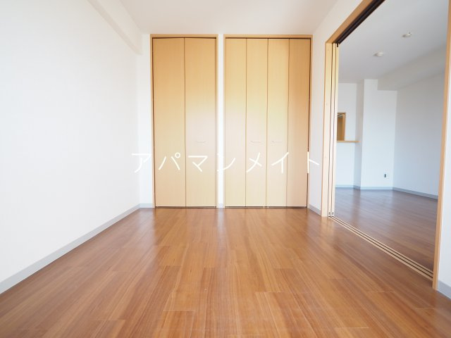 【寝室】 | カーサヴェルデ | 広くて明るい寝室