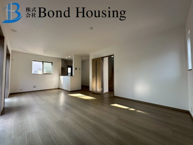 全6区画　WIC付　二見町東二見　A号棟　新築戸建の居間・リビング