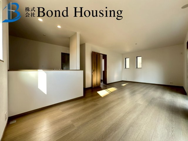 全6区画　WIC付　二見町東二見　A号棟　新築戸建の居間・リビング