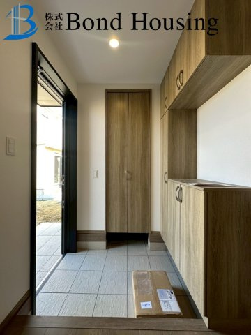 全6区画　WIC付　二見町東二見　A号棟　新築戸建の玄関