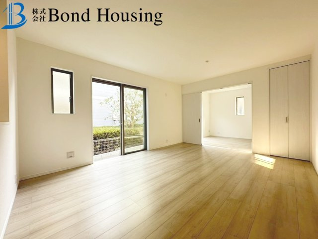 全6区画　2面バルコニー　二見町東二見　B号棟　新築戸建の居間・リビング