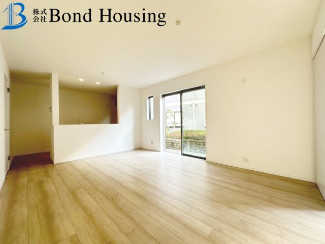 全6区画　2面バルコニー　二見町東二見　B号棟　新築戸建の居間・リビング