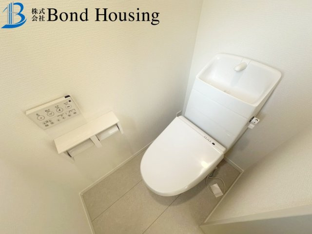 全6区画　2面バルコニー　二見町東二見　B号棟　新築戸建のトイレ