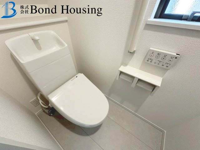 全6区画　2面バルコニー　二見町東二見　B号棟　新築戸建のトイレ