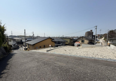 知多市巽が丘１丁目　売り土地【2号地】の前面道路含む現地写真