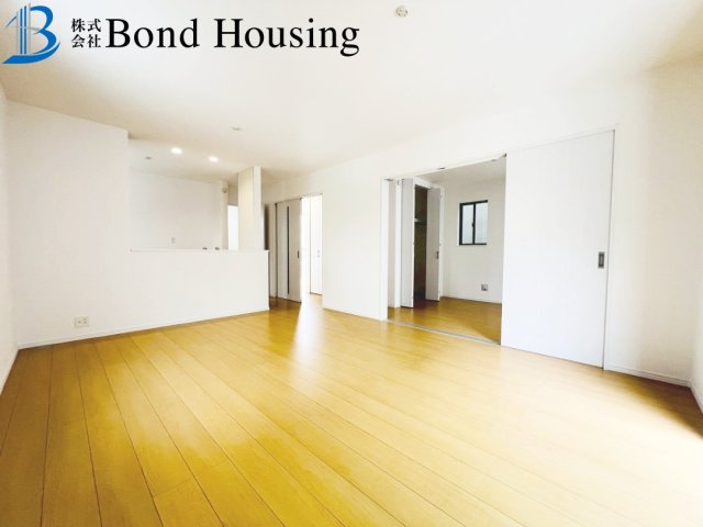 全6区画　収納豊富　二見町東二見　C号棟　新築戸建の居間・リビング