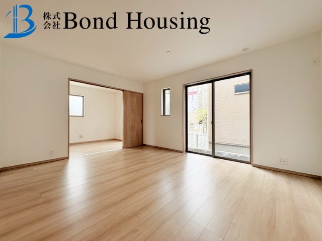 全6区画　WIC付収納豊富　二見町東二見　F号棟　新築戸建の居間・リビング