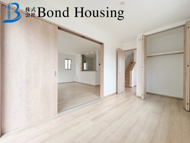 全6区画　WIC付収納豊富　二見町東二見　F号棟　新築戸建の居間・リビング