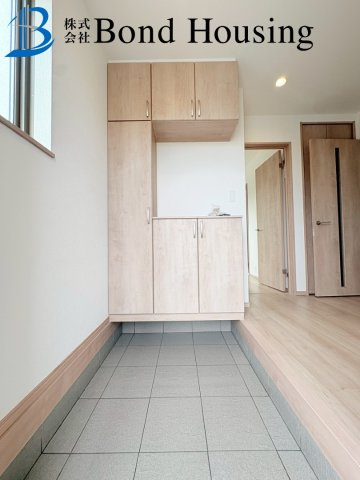 全6区画　WIC付収納豊富　二見町東二見　F号棟　新築戸建の玄関