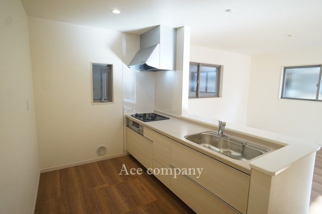 【内観：施工例】 | 八尾市東本町2丁目 | 【同社による同仕様の施工例】浄水器付きのシステムキッチン☆※食洗機等はオプションで追加可能です♪