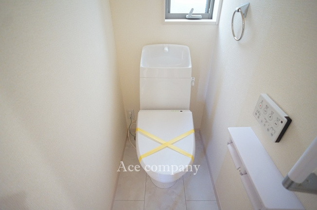 【内観：施工例】 | 八尾市東本町2丁目 | 【同社による同仕様の施工例】トイレは1階と2階の2ヶ所に完備♪ともに同形状のシャワートイレです☆