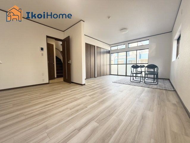 神戸市西区伊川谷町潤和　中古戸建の居間・リビング|●年中無休：・当日予約可●1階のLDK18帖です。大きな収納もありとても便利です！