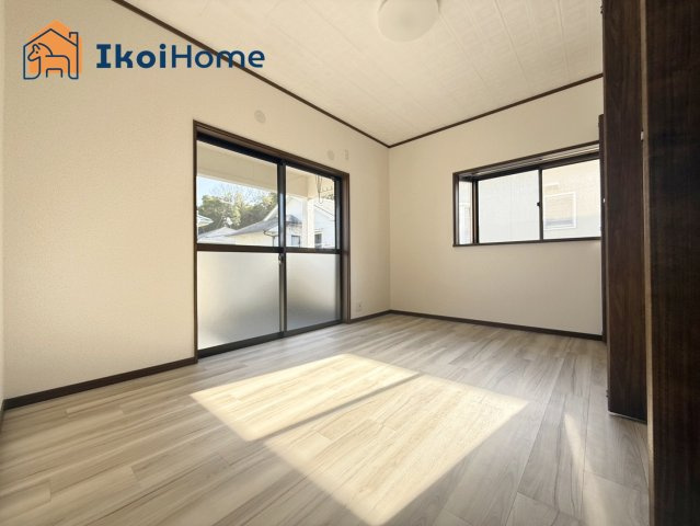 神戸市西区伊川谷町潤和　中古戸建の寝室|●年中無休：当日予約可●大きな窓がありとても陽当り・通風良好！クロス貼替済！