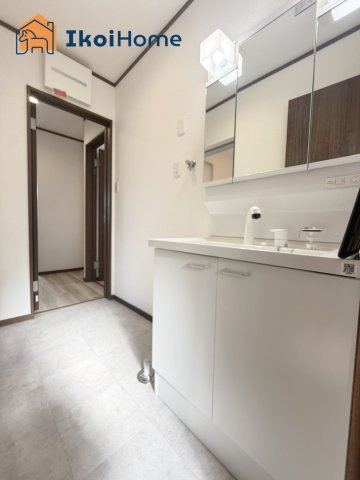 神戸市西区伊川谷町潤和　中古戸建の浴室|●年中無休：当日予約可●洗面台はリフォームで新調されております。収納が沢山ございます。