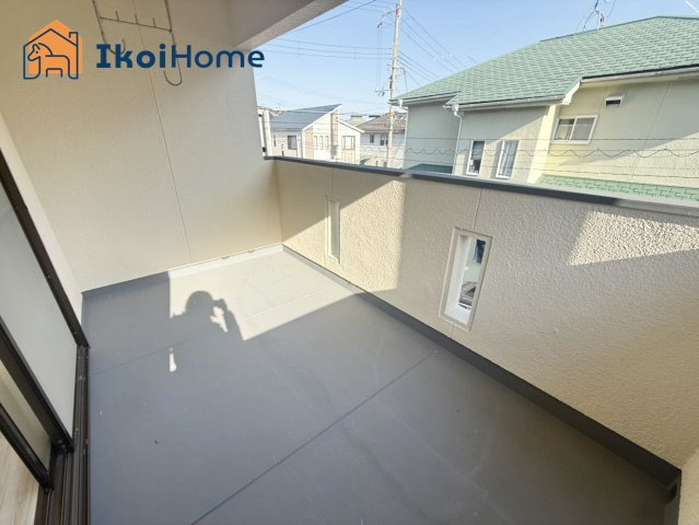 神戸市西区伊川谷町潤和　中古戸建のバルコニー|●年中無休：当日予約可●南東向きのバルコニー。屋根がついているので小雨なら濡れることもなく安心です。