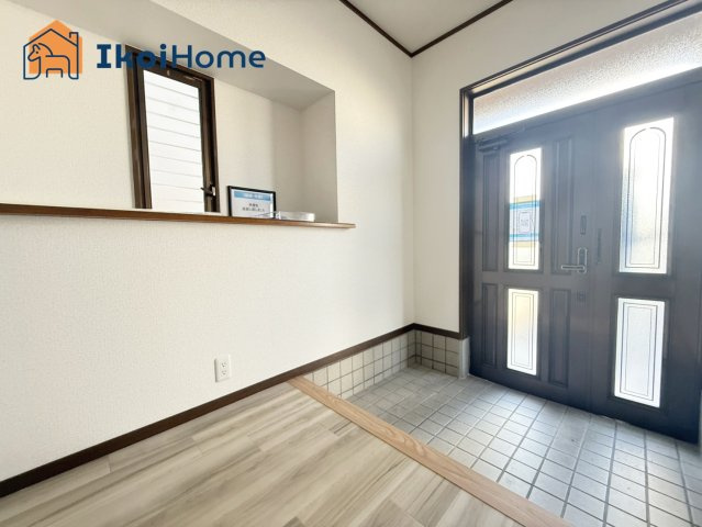 神戸市西区伊川谷町潤和　中古戸建の玄関|●年中無休：当日予約可●とても明るい玄関です！飾り棚もございます！