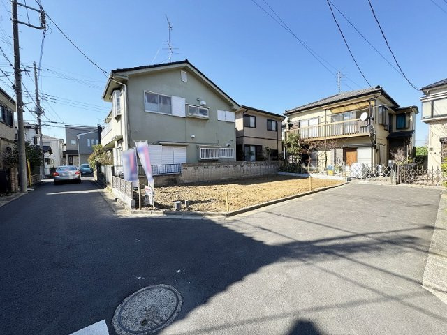 【前面道路含む現地写真】 | 川越市砂　新築一戸建住宅　全1棟　(ふじみ野店) | ZEH水準の省エネ住宅が誕生いたします！
エネルギーの使用量を削減し経済的にもオトク！
高気密・高断熱で快適に過ごせるお住まいです。