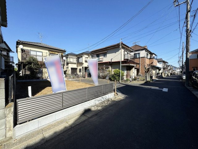 【前面道路含む現地写真】 | 川越市砂　新築一戸建住宅　全1棟　(ふじみ野店) | 周辺環境も併せてご案内いたします。
お気軽にお問い合わせください！