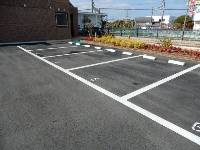 シャインキャッスルの駐車場